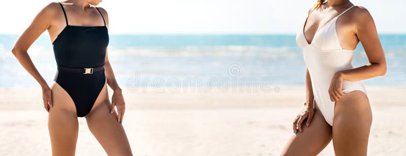 μοντέλα μαγιό στην παραλία με τέλειο σώμα μπικίνι. φωτεινό πανό μόδας μαγιό.  δύο νεαρές γυναίκες. ήλιος μαύρισμα στο δέρμα. Στοκ Εικόνες - εικόνα από  suntan, bodybuilders: 218934198