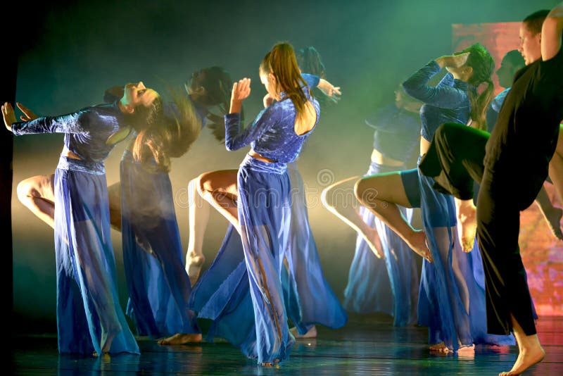 Μοντέρνος χορός γυναικών εκδοτική στοκ εικόνα. εικόνα από - 160924224