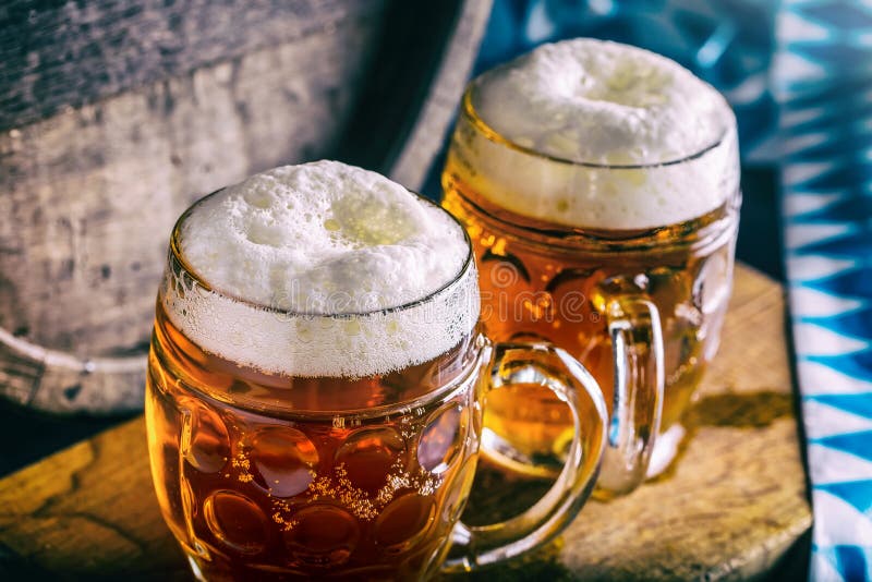 Koblenz Γερμανία 27 09 2019 Κοντινό πλάνο βαυαρικής μπύρας 1 λίτρο Bitburger  Μπίρα σε αποκωδικοποιήσεις τραπεζιού τον Οκτώβριο το Εκδοτική Στοκ Εικόνα -  εικόνα από oktoberfest: 197497334