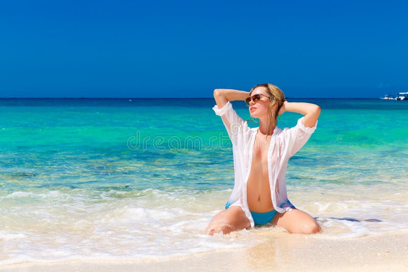 Νέο όμορφο κορίτσι στο υγρό άσπρο πουκάμισο στην παραλία Μπλε Trop Στοκ  Εικόνες - εικόνα από suntan, bazaars: 48948402