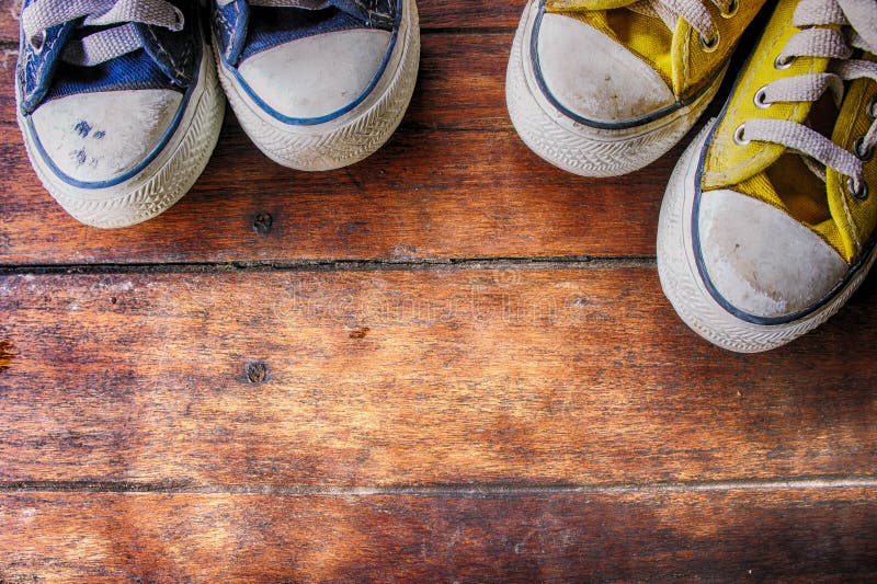 Πάνινα παπούτσια στο ξύλινο πάτωμα, βρώμικο παπούτσι Convas στο παλαιό ξύλο  Στοκ Εικόνες - εικόνα από lifestyle, hipster: 91337382