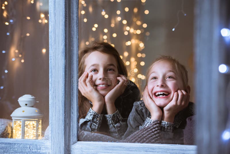 παιδιά που φαίνονται έξω το παράθυρο Στοκ Εικόνες - εικόνα από childhood,  bondsman: 100211870