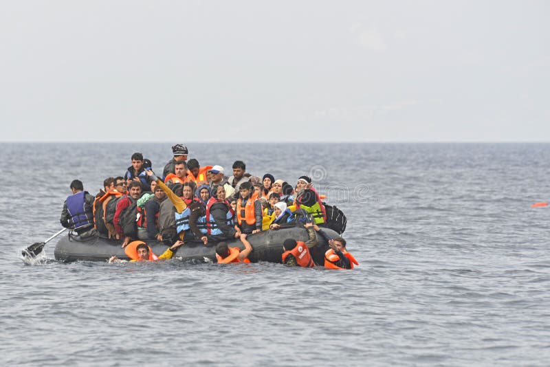 Πρόσφυγες στη βάρκα η εν πλω Λέσβος Ελλάδα Εκδοτική Στοκ Εικόνες - εικόνα από aficionado: 66941383