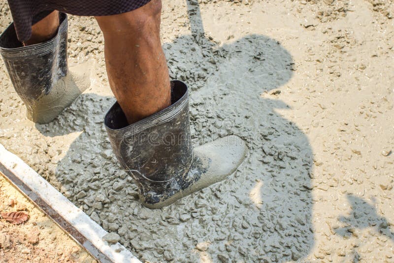 Бетонные ноги. Сапоги в бетоне. Стопы ног для бетона.