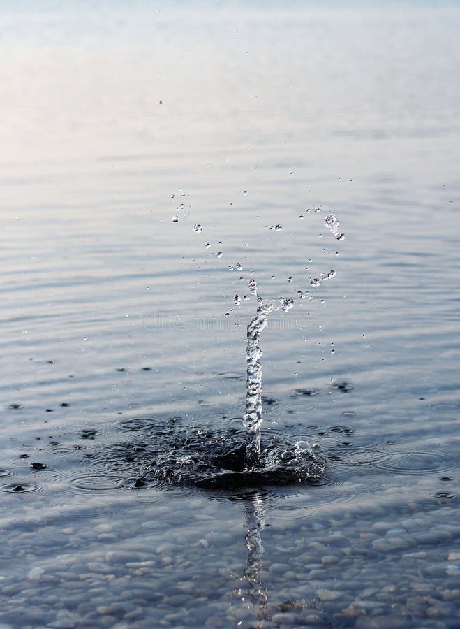 Камни кидают в воду