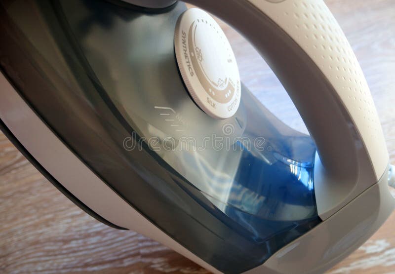 σίδηρος για το σιδέρωμα ρούχων στο σπίτι Στοκ Εικόνες - εικόνα από  lifestyles, lifestyle: 221857676