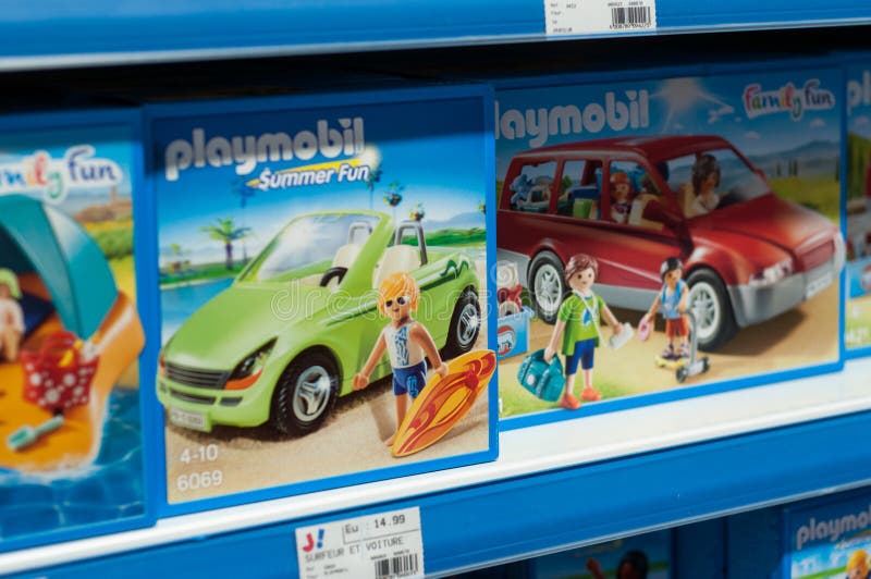 Σερφερόμενο παιδικό φιγούρο με αυτοκίνητο σε μπλε κουτί συσκευασία σε  σούπερ μάρκετ Εκδοτική Στοκ Εικόνες - εικόνα από babylonia, childhood:  166305073
