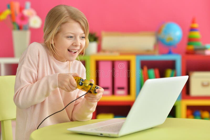 Το κορίτσι παίζει ένα παιχνίδι στον υπολογιστή Στοκ Εικόνα - εικόνα από :  87872591
