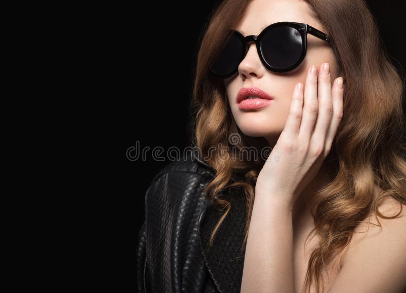 Όμορφο κορίτσι στα σκοτεινά γυαλιά ηλίου, με τις μπούκλες και το βράδυ  Makeup Πρόσωπο ομορφιάς Στοκ Εικόνες - εικόνα από : 53142804