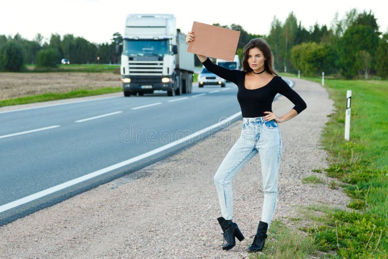 Голосует на дороге