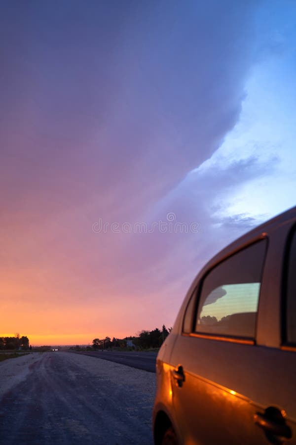 Автомобиль на дороге на закате Стоковое Фото - изображение насчитывающей  свет, улица: 176601614