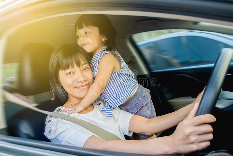Маму в машине сын рассказ. Машина и цветы для мамы. Фото Кейт в машине с мамой. Mother Drive. Предложение про машину.