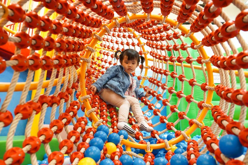 Шарами яма. Веревочный туннель для детей. Яма с шариками.