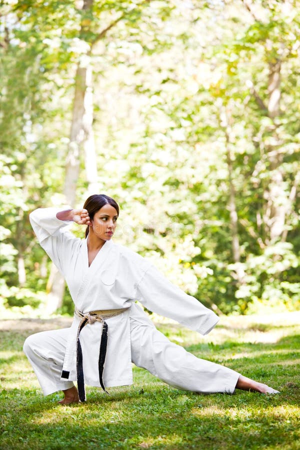 Я спешу на тренировку в кимоно сражаюсь. Девушка в кимоно карате. Карате фотосессия. Фотосессия в кимоно каратэ. Фотосессия каратист на природе.