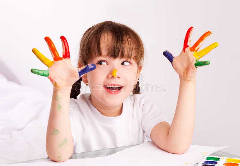 Почему дети красят. Дети красят пальцами. Дети руки в краске. Дети красят плакат. Красит картинка для детей.