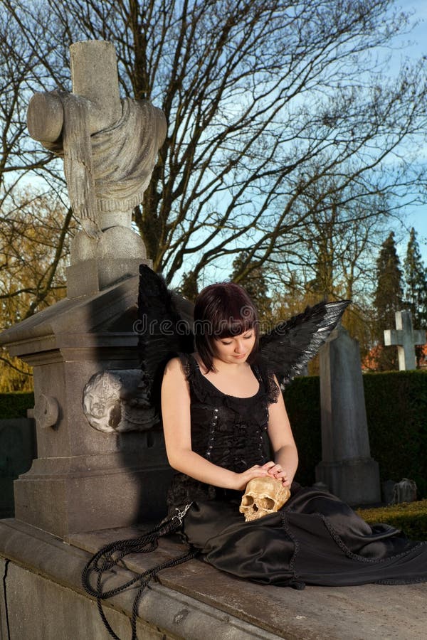 Ангел похороните. Девушка на кладбище. Ангел девушка на могиле. Ангел на могилу. Брюнетка на кладбище.