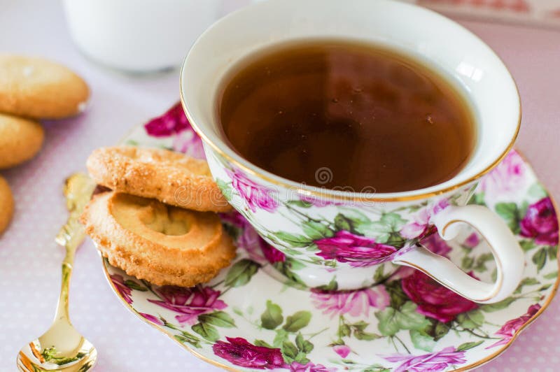 Чай пью с печеньем. Чай с печеньем. Английский чай с печеньем. Чай с печеньем Англия. Чаёк с печеньками.