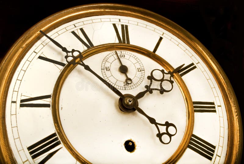 Старинные под цифрой 2. Старые часы Romano. Часы старые более 500 лет. Лежащие часы с римскими цифрами. Часы календарь Сток фото.