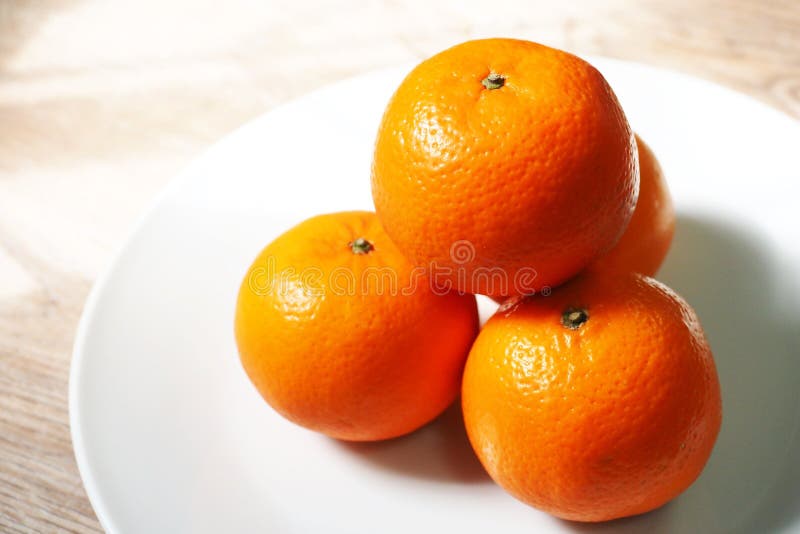 У отца есть 5 различных апельсинов. Цифра 4 с апельсинами.