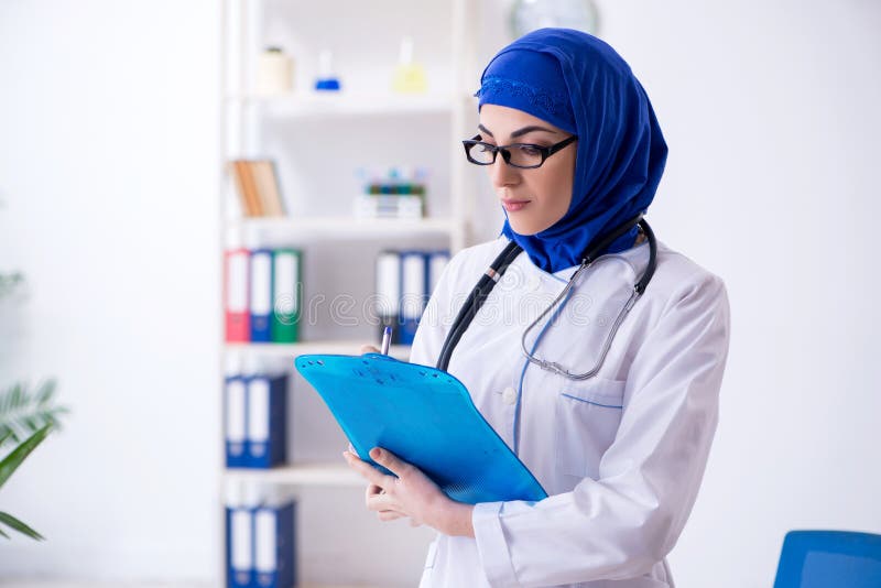 Арабские медики. Врачи арабки. Мусульманка врач. Арабская медсестра.