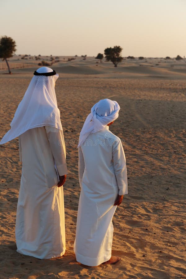 Арабский человек и подросток в пустыне Стоковое Изображение - изображение насчитывающей самоуправство, ослабьте: 124501741