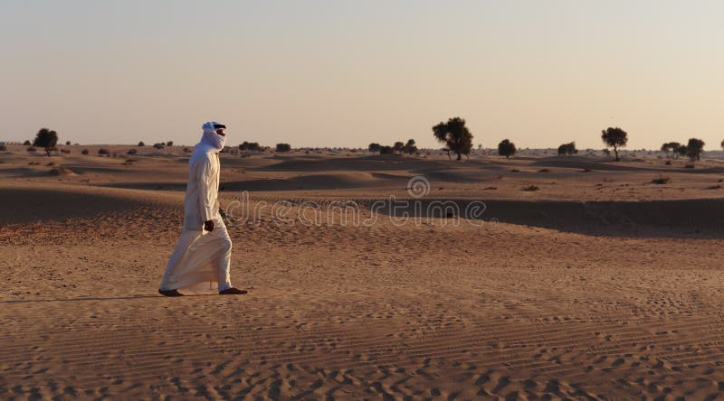 Араб в пустыне на закате стоковое изображение. изображение насчитывающей только - 159165617