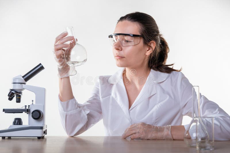 Лабораторный ассистент. Женщина лаборант. Женщина лаборантка с микроскопом. Женщины лаборанты за прибором рисунки. Research Assistant biologist.