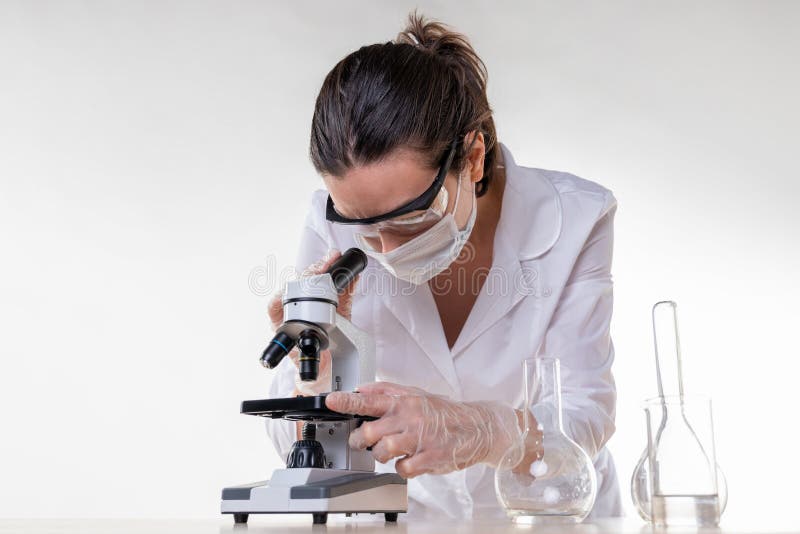 Лабораторный ассистент. Женщины -ученые биологи с микроскопом Советская Графика.