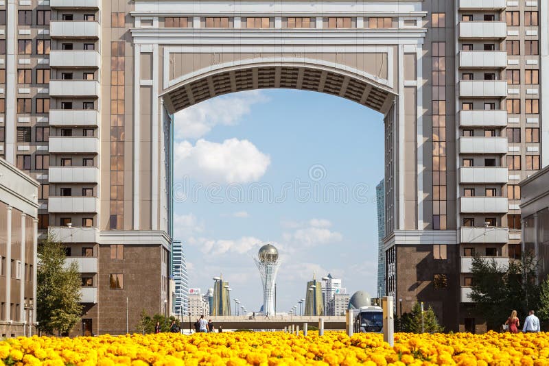 КАЗМУНАЙГАЗ здание Астана. Здание с аркой Астана. Световая арка. Многоэтажка Казахстан. Астана свет