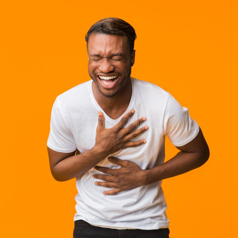 Человек, который смеется. Смейтесь громко. Сильно темнокожий парень с темно оранжевым фоном. Девушка смеётся оглядывается. Девушка ржет.