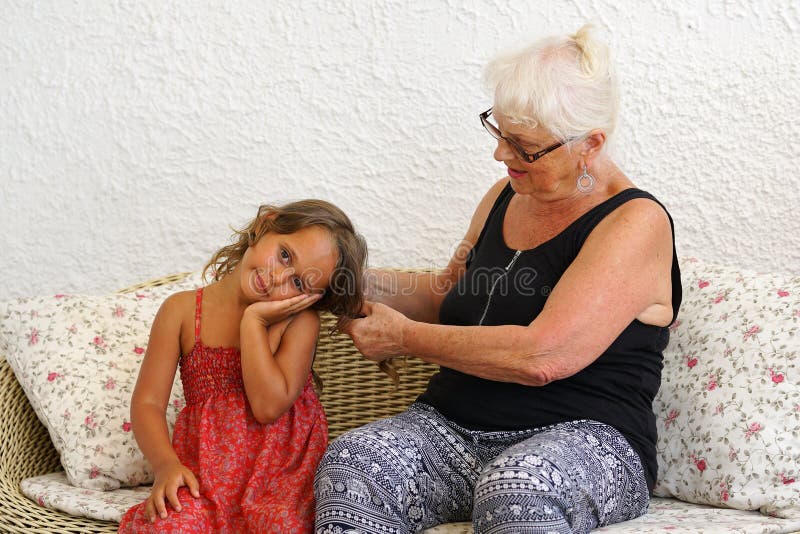Бабка лижет внучке