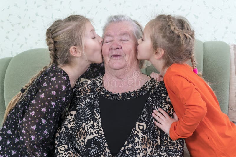 Внук полизал. Бабушка целует. Бабушка целует внука. Целование с бабушкой. Внучка поцеловала бабушку.