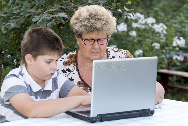 Бабушки делают уроки. Бабушка и внуки за компьютером. Дедушка и внук за компьютером. Бабушка и внук за компом. Бабушка с ноутбуком.