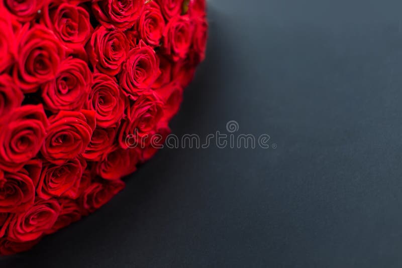 Баннер фона красных роз черный. Букет цветов Стоковое Изображение -  изображение насчитывающей подарок, торжество: 184037449