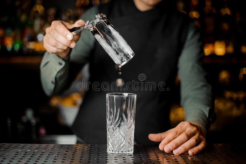 Бармен наливай пустой стакан. Бармен неси пустой бокал. Стойка для бара из кубиков льда. Бармен тащи пустой стакан Мем. Просит бармена дать стакан воды.