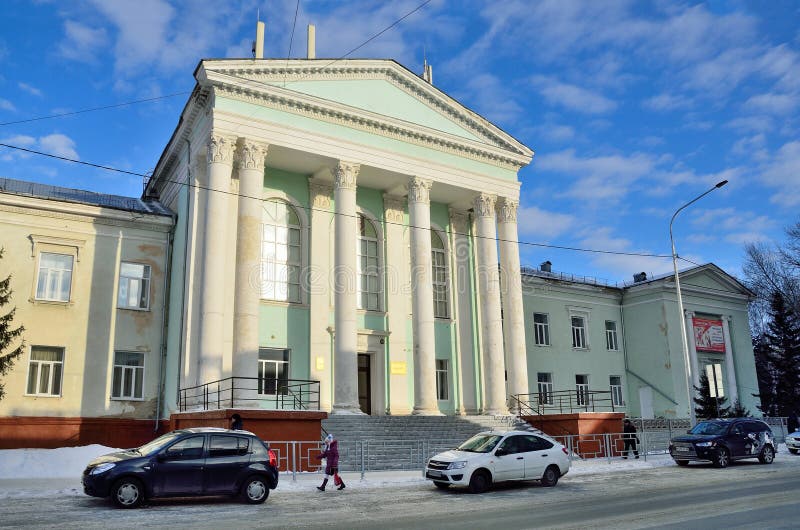 Алтайский краевой дворец творчества детей. Краевой дворец молодежи Барнаул. Барнаул краевой дворец пионеров. Здание краевого дворца пионеров Барнаул. Краевой дворец молодежи Барнаул фото.