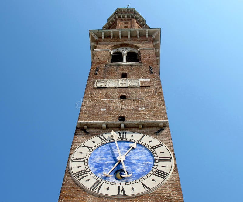 Время в италии часов. Италия башня с часами. Двойная башня с часами в Италии. Город Италии с башней часов. Часы Виченца.