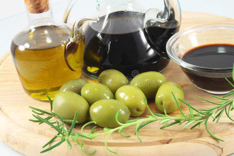 Оливковое масло и бальзамический уксус. Оливковое масло с бальзамическим уксусом. Оливки в уксусе. Оливковый бальзамический. Набор оливковое масло и бальзамический уксус.