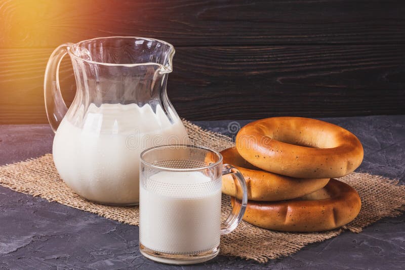 Крынка с молоком и блины