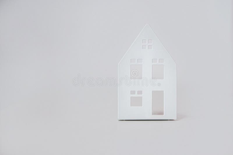 Белая рисунок дома с окнами на белом фоне Стоковое Изображение -  изображение насчитывающей диаграмма, имущество: 192848973