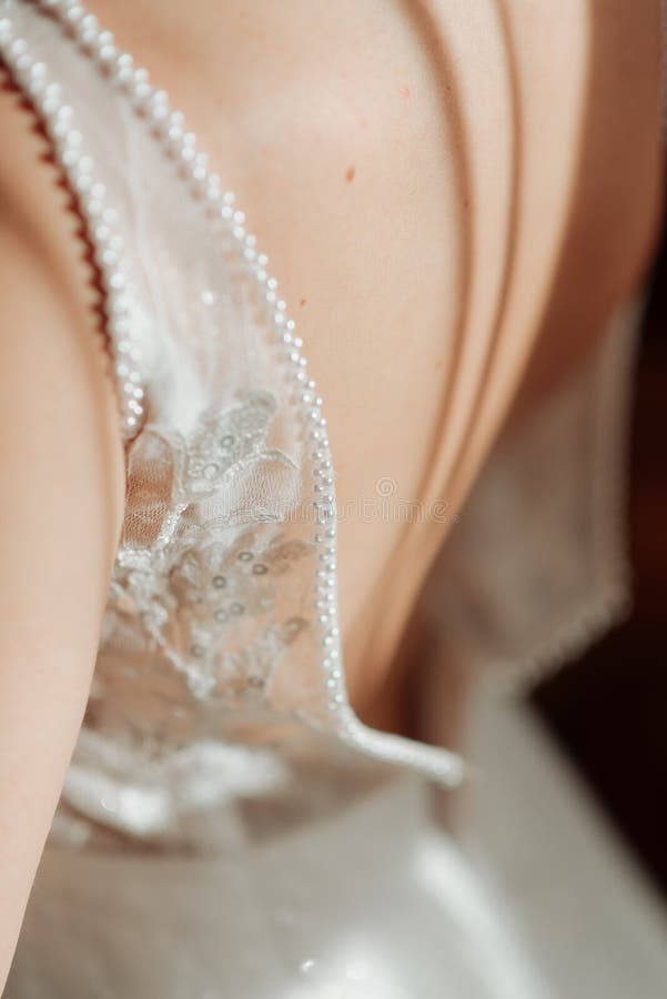 Смотреть снимки обнаженной невестой в свадебном платье фото