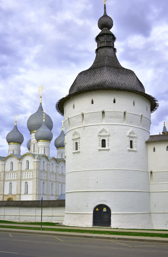 Успенский собор Ярославль белые купола