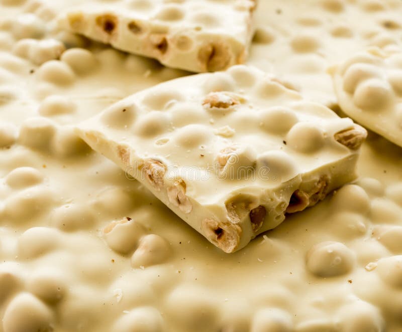 Пористый шоколад с орехами