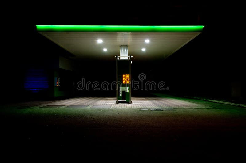 Gas Station at Night time. Включи станцию на ночь