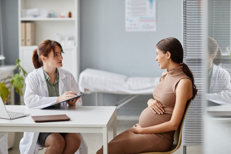 Посещение врача беременной. Консультирование беременных женщин. Консультирование беременных женщин о родах. Нет стрессу беременным.