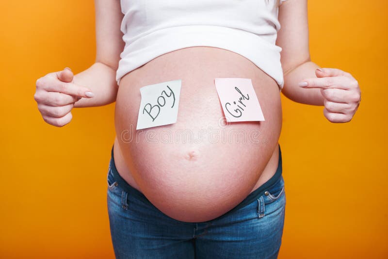 Где мальчик беременный. Живот беременной мальчиком. Рисунки на беременном животе своими руками. Рисунок на животе беременной мальчик. Беременные Стикеры.