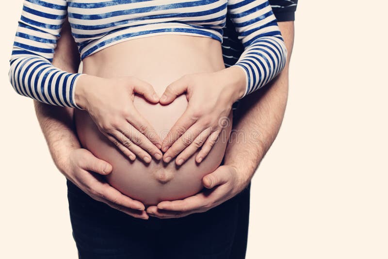 Обнимает беременную. Мужские руки на беременном животе. Руки на животе беременной.