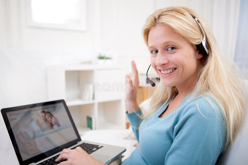 Взрослые женщины по скайпу. Study German with pretty woman Skype. Женщины показывают по скайпу