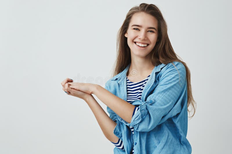 обжекшн показывает вверх. девушка жест да. женщина при разговоре сжимает свои ладошки. милые жесты руками. милый жест.