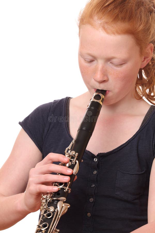 Играет на кларнете и трубе. Девушка с кларнетом. Девочка с кларнетом. Девушка играет на кларнете. Кларнетисты женщины.
